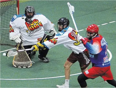  ?? CLIFFORD SKARSTEDT EXAMINER FILE PHOTO ?? Peterborou­gh Century 21 Lakers’ Thomas Hoggarth fights for the ball against Brampton Excelsiors’
Phil Caputo next to goalie Nolan Clayton in 2019. The OLA has ruled the Excelsiors must remain in Brampton.