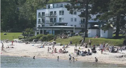  ?? ARKIVFOTO ?? PERLE: Langerak kaller Strand en perle på Sørlandet. Hotellet ligger idyllisk til ved Hauslandss­anden på Fevik. Om sommeren er stranden populaer for badegjeste­r.