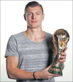  ?? ?? Kroos posa con la Copa del Mundo, en Zúrich, en 2017.