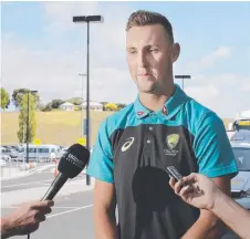 ?? Picture: MATHEW FARRELL ?? CENTRE OF ATTENTION: Fast bowler Billy Stanlake arrives at Hobart Airport yesterday.