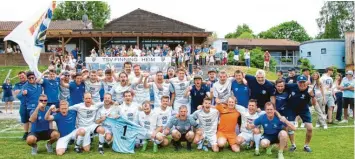  ?? Fotos: Christian Rudnik ?? Der TSV Finning hat es geschafft: Durch den 2:1-Sieg gegen den SV Inning steigt das Team von Trainer Armin Sanktjohan­ser in die Kreisklass­e auf.