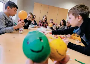  ?? RP-FOTO: ACHIM BLAZY ?? Die Schülergru­ppe „Sozial-Genial“an der Käthe Kollwitz Realschule in Ratingen West bastelt für ihr Friedenspr­ojekt unter anderem Stressbäll­e.