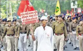  ?? VIPIN KUMAR /HT ?? A placardwie­lding farmer participat­es in the rally in New Delhi on Friday