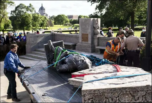  ??  ?? تحميل تمثال كولومبوس، الذي أطاح به المتظاهرون على شاحنة في مينيسوتا