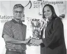  ??  ?? Winner Anusha Senadhira receives the award from Nations Trust Bank Chairman Krishan Balendra