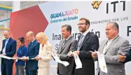  ??  ?? Autoridade­s estatales y directivos de ITT Motion Technologi­es México cortaron el listón durante la inauguraci­ón.