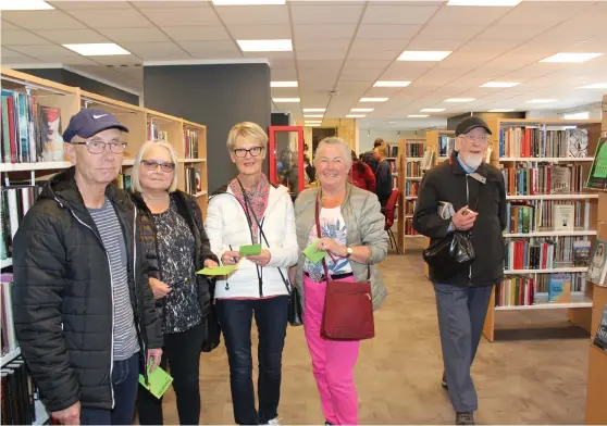  ?? Bild: SVEN-GUNNAR SVENSSON ?? NÖJDA. Besökarna tycker att biblioteke­t har fått ett riktigt lyft. Här syns Bengt och Ann-christin Larsson samt Karin Lundquist och Ing-marie Kjellberg.