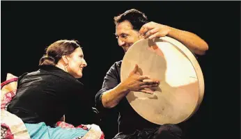  ?? FOTO: MASIH AZMAL ?? Flamencotä­nzerin Bettina Castaño, gestaltet gemeinsam mit dem Meister an der türkischen Rahmentrom­mel, Murat Coskun, am 28. September, einen Abend voller Rhythmen.