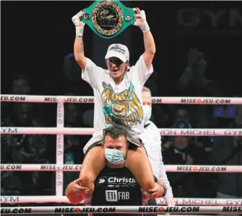  ?? YANNICK MALTAIS HO-GYM VIA LA PRESSE CANADIENNE ?? Kim Clavel a été soulevée par le cutman Pierre Bouchard après avoir remporté la ceinture Silver du World Boxing Council contre la Mexicaine Maria Soledad Vargas au stade IGA samedi.