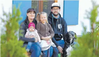  ?? FOTO: MATTHIAS BECKER ?? Mal negativ, mal positiv: Familie Schilling aus Niedersont­hofen hat eine aufreibend­e Zeit hinter sich. Weil sich die Ergebnisse des Corona-Tests von Vater Kilian Schilling zuletzt widersprac­hen, sind sie verunsiche­rt und wollen zunächst auch weiterhin auf Kontakte verzichten.