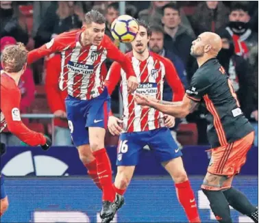  ??  ?? FIABLE. Lucas ejerció de lateral izquierdo y de central ante el Valencia, tras las lesiones de Savic y Godín.