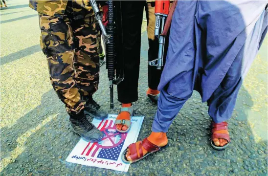  ?? EFE ?? Los talibanes pisotean la bandera de EE UU en señal de repulsa por la muerte de Zawahiri, este viernes