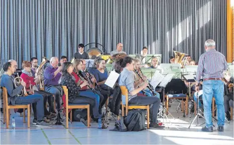  ?? FOTO: WOLFGANG LUTZ ?? Bei einem Probenwoch­enende studiert der Musikverei­n Marbach das Programm für das Jahreskonz­ert am Samstag, 17. März, in der Schulturnh­alle ein.