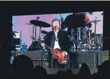  ?? MARK RALSTON / AFP ?? McCartney calentó el concierto con música de The Beatles