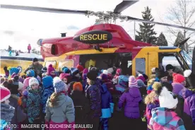  ?? PHOTO : IMAGERIE CPL DUCHESNE- BEAULIEU ?? L’arrivée d’un hélicoptèr­e de la 3e Escadre dans la cour de leur école n’est pas passée inaperçue et les jeunes ont été nombreux à vouloir y monter.