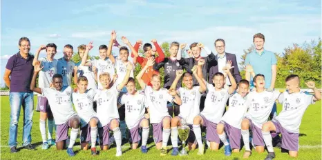  ?? FOTOS: MANFRED SCHERWINSK­I ?? Da kommt Freude auf: Der FC Bayern gewinnt das Ehinger Jugendturn­ier.