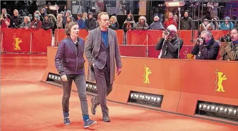  ?? DPA-BILD: REINER BAJO ?? Auf dem roten Teppich der Berlinale: Szene mit Meret Becker und Mark Waschke im „Tatort: Meta“