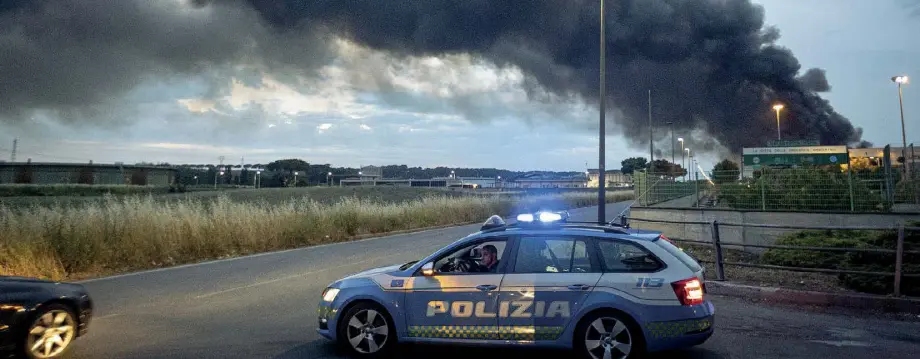  ?? ?? Fumi tossici La colonna di fumo che si è sprigionat­a a causa dell’incendio a Malagrotta (foto Barsoum/ LaPresse)