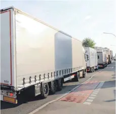  ??  ?? Gleiche Straße, anderer Blickwinke­l: Lastwagen an Lastwagen.
