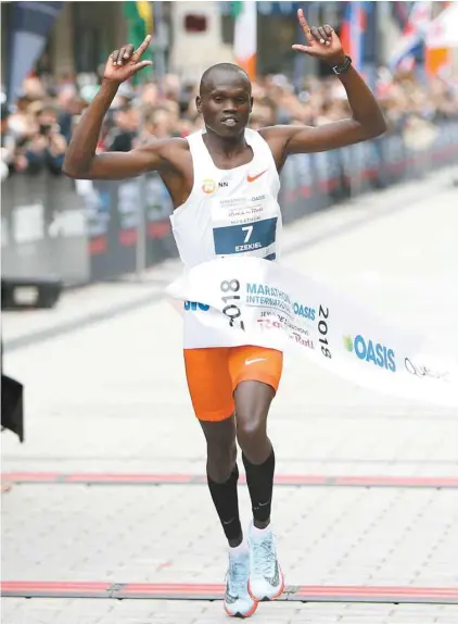  ?? DYLAN BUELL/GETTY IMAGES/AGENCE FRANCE-PRESSE ?? Le Kenyan Ezekiel Mutai a établi un nouveau record dimanche au marathon de Montréal en remportant l’épreuve en 2h11min et 5s.