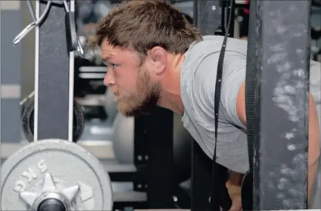  ?? Picture: STEVE HAAG, EMIRATES ?? IRON-MAN DUANE: A focused Duane Vermeulen tackles the weights during a Springbok gym session in Gateshead yesterday.