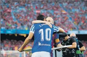  ?? FOTO: EFE ?? Prieto e Iniesta se abrazan antes del inicio del partido