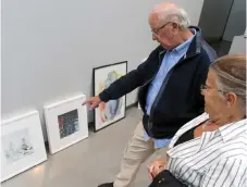  ??  ?? SKILDRAR. Jan och Daisy Grahn berättar om sina fotografie­r. Det ena på vatten i rörelse, det andra på Sonen Peter.