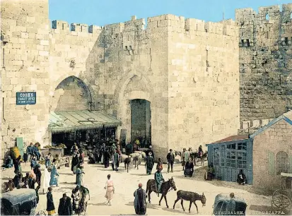  ??  ?? „Welcome to Jerusalem“: Die Berliner Schau versammelt Dokumente und Kunstwerke zur geschichts­trächtigen Stadt im Nahen Osten. Hier eine Fotografie vom Cook Tourism Office am Jaffator, ca. 1900.