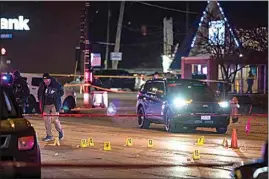  ?? ASHLEE REZIN GARCIA/CHICAGO SUN-TIMES VIA AP ?? Chicago and Evanston police investigat­e a crime scene after a gunman went on a shooting spree before being killed by police during a shootout in Evanston, Ill., Saturday night.