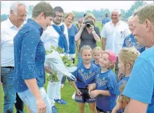  ??  ?? Remise du bouquet de fleurs à Audrey par les filles de l’école de rugby