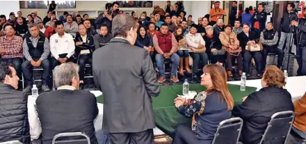  ??  ?? GÓMEZ PALACIO, Dgo. (OEM).- El líder obrero gomezpalat­ino acompañado de dirigentes de sindicatos adheridos a la CTM, realizó la vista de salutación a la primera autoridad de Gómez Palacio.