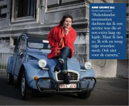  ?? FOTO KRISTOF VADINO ?? Anne Gruwez rijdt door Brussel in een knalblauwe, oude Citroën 2CV.