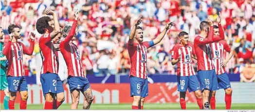  ?? RODRIGO JIMÉNEZ / EFE ?? Los jugadores del Atlético se conjuran con la afición antes de la visita al Borussia Dortmund tras ganar al Girona.