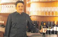  ?? FOTOS: MELISSA MAIER ?? Koch und Geschäftsf­ührer Francisco Oliva-Gil verwöhnt seine Gäste mit spanischen Köstlichke­iten und Weinen.