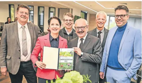  ?? FOTO: MVO ?? Silke Gorißen überreicht­e Wolfgang Gebing die Zusage. Tiefbau-Chef Bernhard Klockhaus, der Technische Beigeordne­te Christian Bomblat, Kämmerer Klaus Keysers und HSRW-Präsident Oliver Locker-Grütjen (v.l.) freuten sich mit.