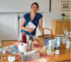  ?? Foto: Vanessa Polednia ?? Die Münchnerin Anneliese Bunk stellte im Bauernmark­t Tipps aus ihrem Buch „Bes ser leben ohne Plastik“vor.