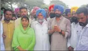  ?? HT PHOTO ?? Leader of opposition Sukhpal Khaira and other AAP MLAs during a visit to villages in Mansa that have seen whitefly attack.