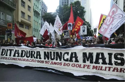  ?? ?? ► Una marcha en repudio al golpe militar de 1964 recorre la Avenida Rio Branco en Río de Janeiro, el 1 de abril de 2014.