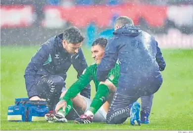  ?? SIU WU / EFE ?? Chimy Ávila se duele en el partido de Girona, donde cayó lesionado el 31 de marzo pasado.