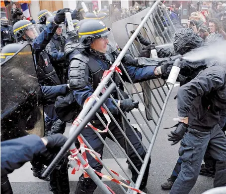  ?? AP ?? Batalla campal. La policía francesa reprime con agua durante la protesta violenta en el corazón de París.