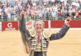  ?? // EFE ?? El Niño de la Capea pasea las dos orejas y el rabo del primer toro