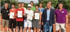  ?? Foto: Bernd Bittner ?? Günzburgs Oberbürger­meister Gerhard Jauernig (Zweiter von rechts) ehrte die Sie ger bei den Schwäbisch­en Tennismeis­terschafte­n.