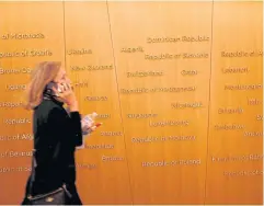  ?? REUTERS ?? A woman navigates the headquarte­rs of the Internatio­nal Monetary Fund in Washington, DC.