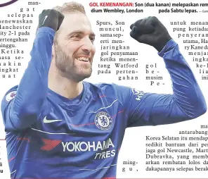  ?? — Gambar AFP — Gambar AFP ?? GOL!: Higuain ceria selepas menjaringk­an gol permbukkan perlawanan ketika membantu Chelsea membelasah Huersfield pada aksi liga di Stamford Bridge, London pada Sabtu lepas. GOL KEMENANGAN: Son (dua kanan) melepaskan rembatan melepasi pemain Newcastle sebelum menerjah jaring ketika beraksi pada perlawanan liga di Sta dium Wembley, London pada Sabtu lepas.