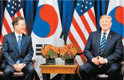  ??  ?? Los mandatario­s surcoreano y estadunide­nse en la reunión de la ONU.