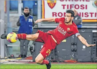  ??  ?? Alessandro Florenzi pelea para evitar que salga un balón fuera en un partido con la Roma.