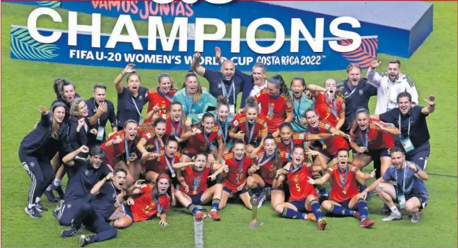  ?? ?? Las jugadoras y el cuerpo técnico de la Selección femenina de fútbol Sub-20 celebran el Mundial de la categoría ganado en Costa Rica.