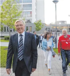  ?? FOTO: TANJA BOSCH ?? Roland Wersch, Hospitalve­rwalter und Erster Bürgermeis­ter, zeigt den Besuchern des Unternehme­rtreffens das Hospitalqu­artier.