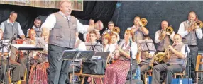  ??  ?? Dirigent Hans-Gerd Burr und der Musikverei­n Dächingen groß in Fahrt am Samstagabe­nd.