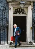  ?? Foto: dpa ?? Boris Johnson in der Downing Street: als erster Premier Gesetz gebrochen.